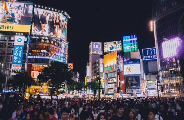 夜の渋谷スクランブル前