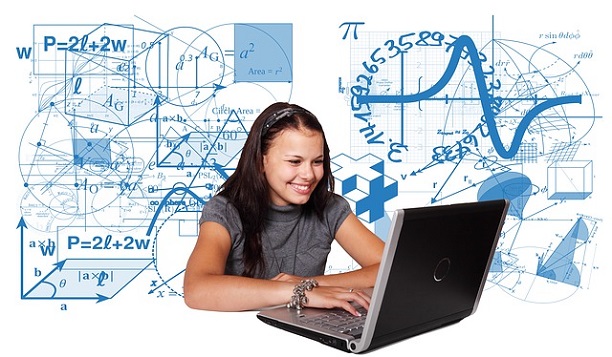 ノートパソコンを前に微笑む半袖の女性（背景には数式や図形がびっしり）