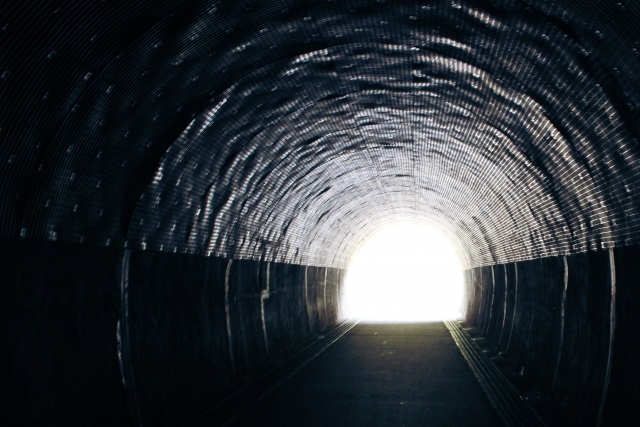 暗いトンネルの中