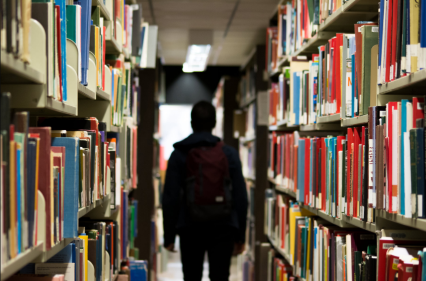 図書館を歩く人影