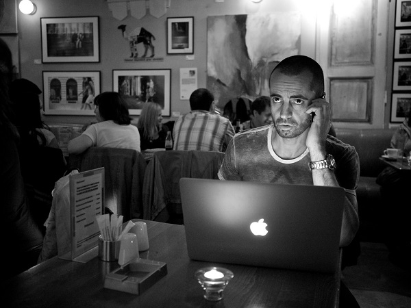 MacBookを見る男性