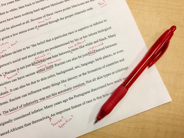 英語のテスト用紙と赤ペン