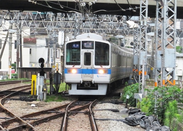 小田急線の車両を正面から見た図