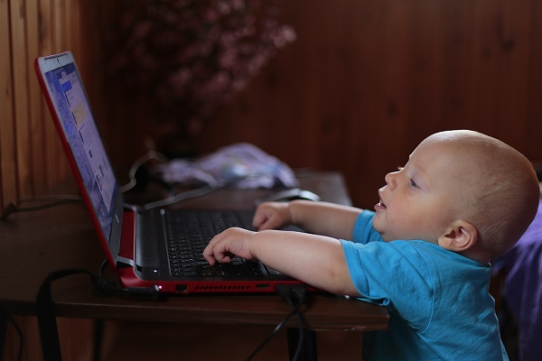 ノートパソコンを使う赤ちゃん